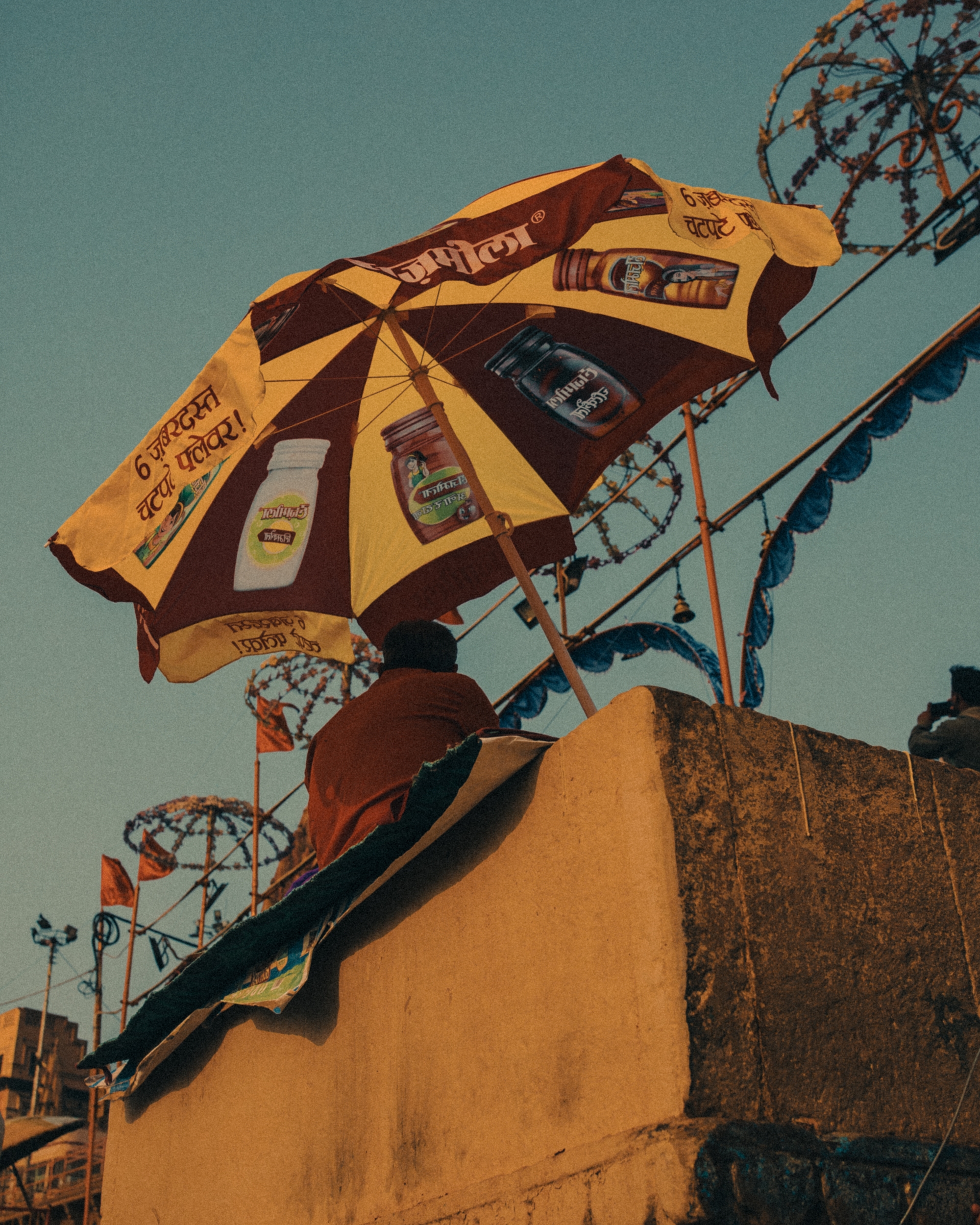 Vendeur sous parasol, Inde